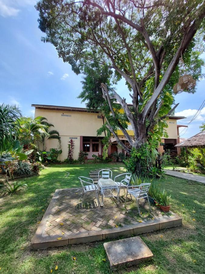 Oasis Hotel Ampana エクステリア 写真